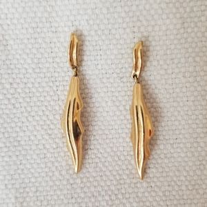 Vintage Monet Gold-plated dangle drop earrings